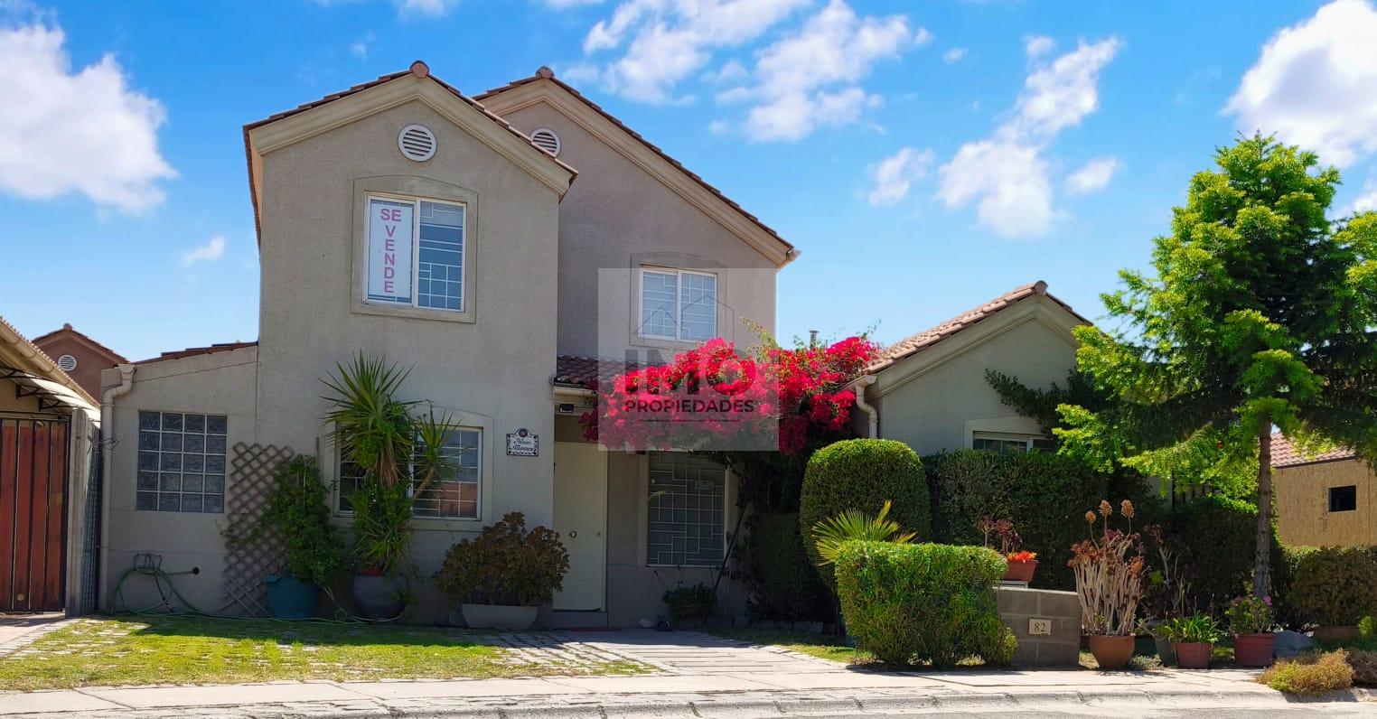Casa En Venta En Condominio De 4d/3b Más 2 E, Chicauma